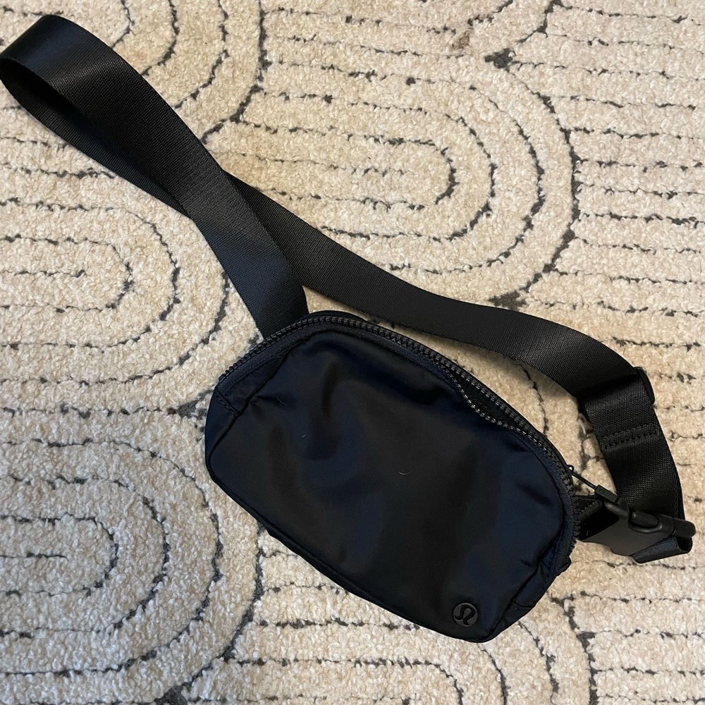 Lululemon Everywhere Belt Bag